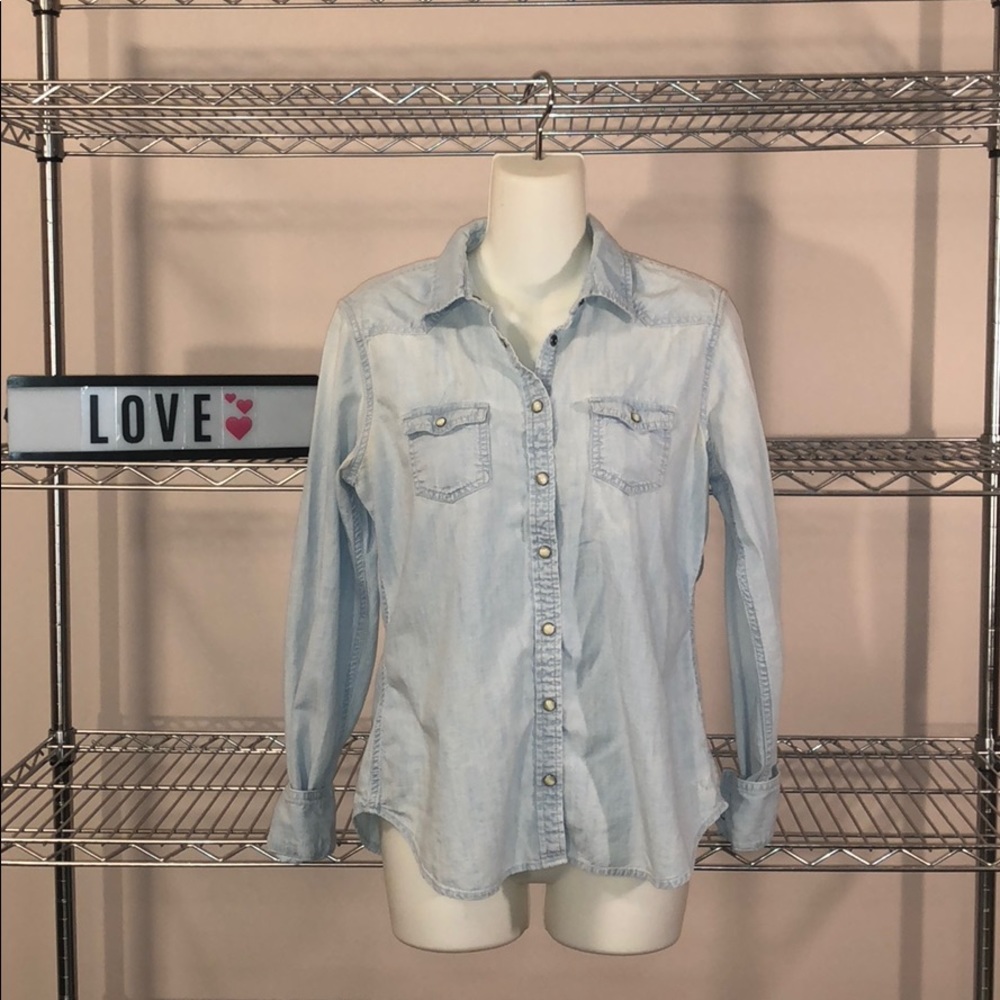 American Eagle Outfitters light denim shirt 💙